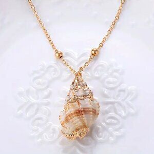 Beautiful Glossy creamy white Shell and Golden Edge Pendant Fashion Necklace